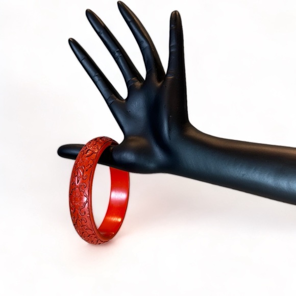 Red CINNABAR Bangle Bracelet, Hand carved Lacquer, Vintage 70's - Picture 7 of 9